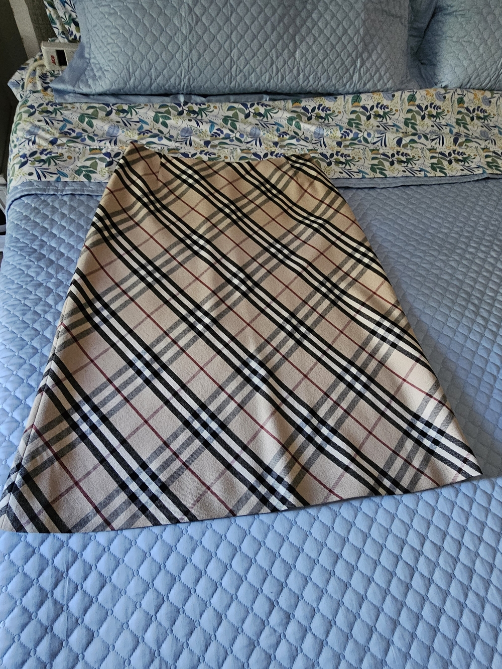 Burberry Beige Plaid A-Line Skirt with Black and Red Stripes 100% Wool. Side Zip